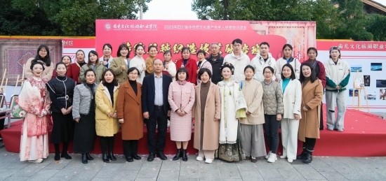 丝毯阆苑绣 千年古城活 | 2025年传统丝毯织造技艺研培班暨非遗基地成果汇展在阆中古城举行